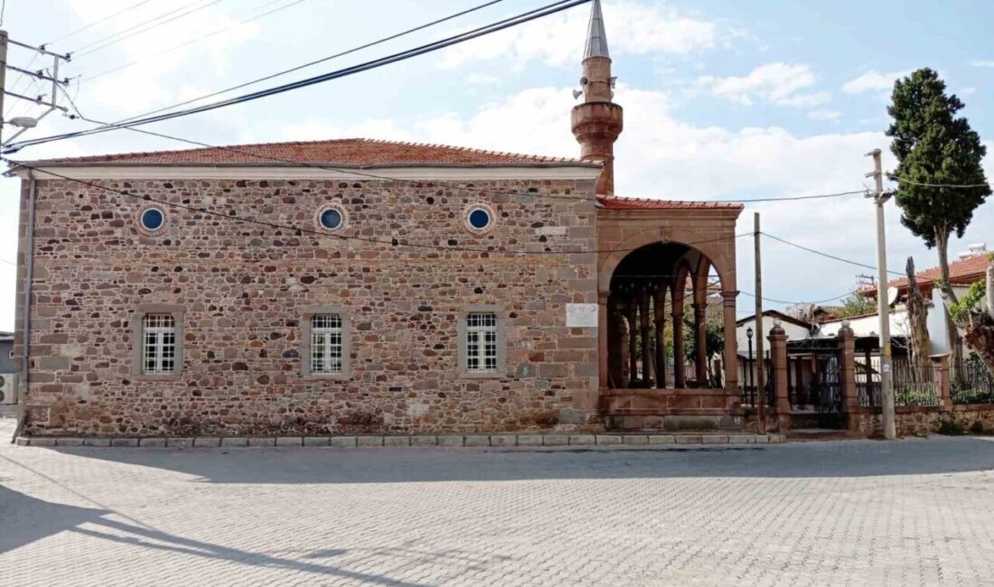 Bergama'nın Göçbeyli Mahallesi'ndeki tarihi Göçbeyli Merkez Camii, duvarlarındaki çatlaklar nedeniyle