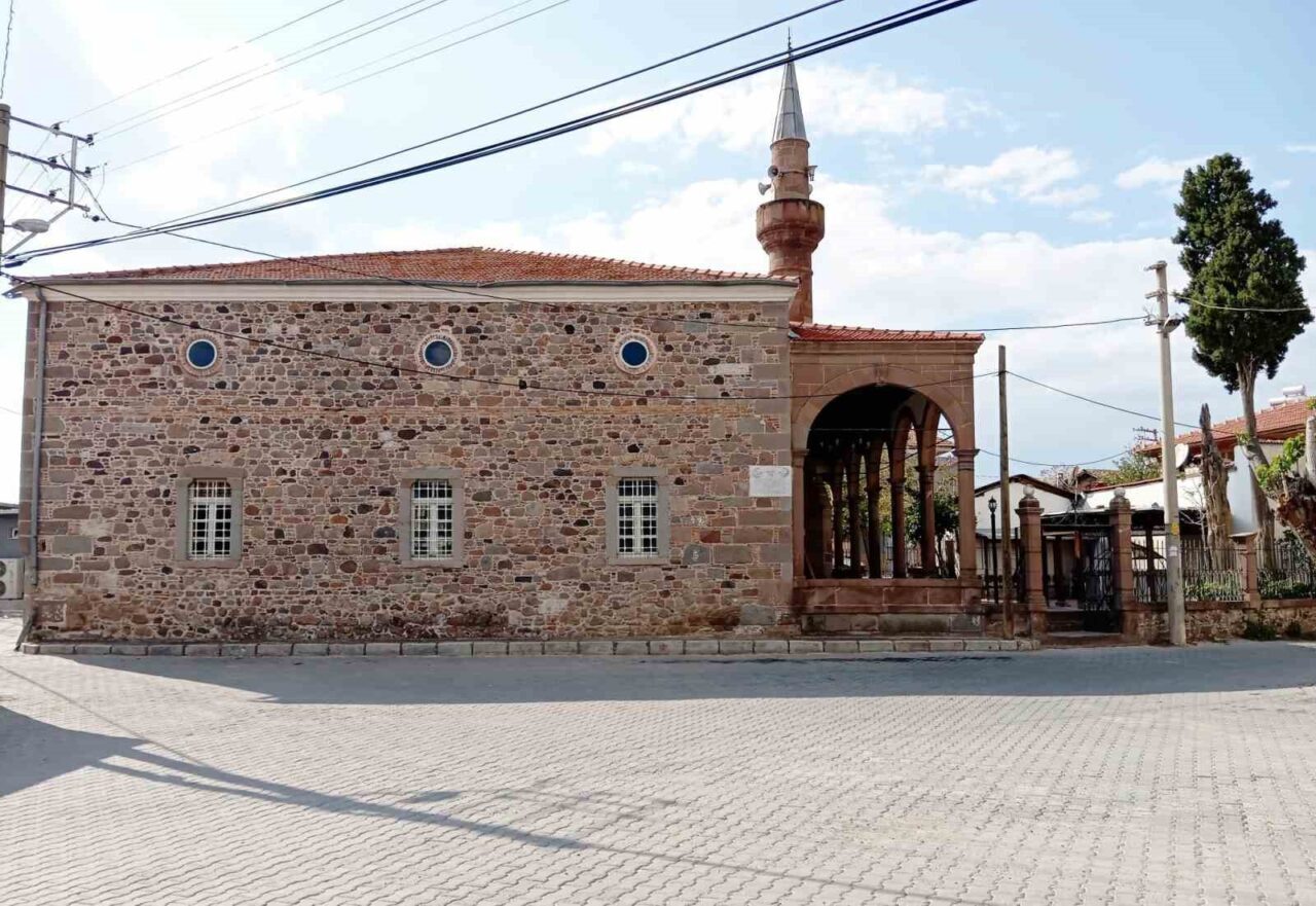 Bergama'nın Göçbeyli Mahallesi'ndeki tarihi Göçbeyli Merkez Camii, duvarlarındaki çatlaklar nedeniyle