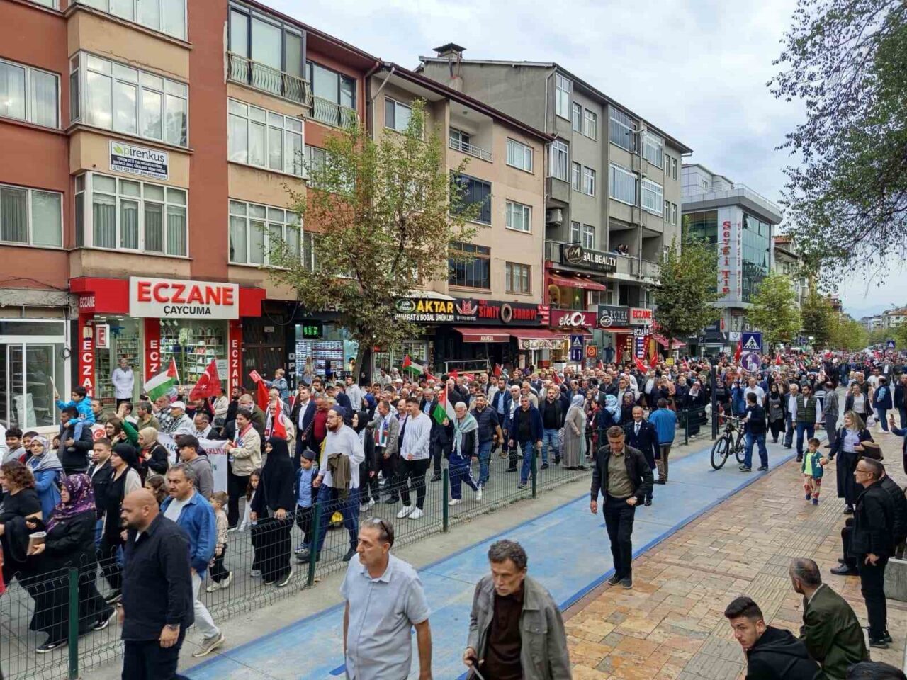 Zonguldak'ın Çaycuma ilçesinde, İsrail'in Gazze saldırılarının ikinci yılı dolayısıyla "Filistin’e