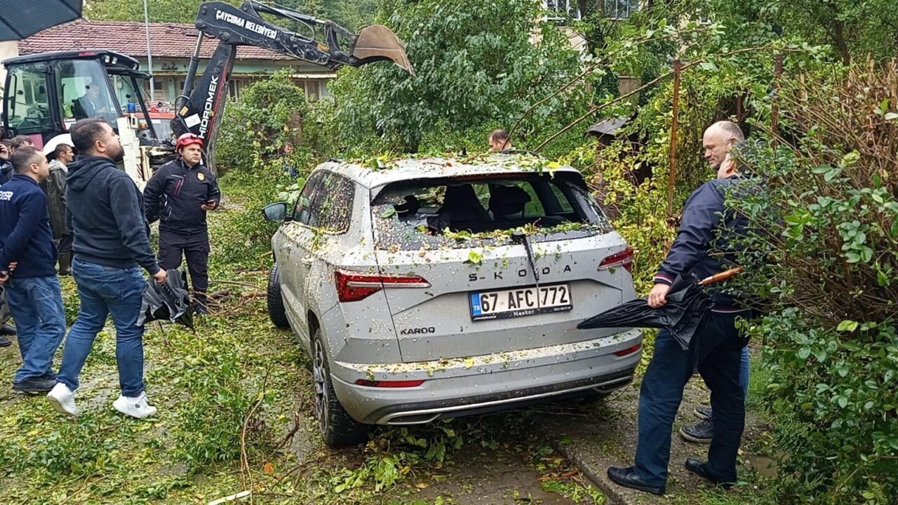 Zonguldak'ın Çaycuma ilçesinde fırtına nedeniyle park halindeki 67 AFC 772
