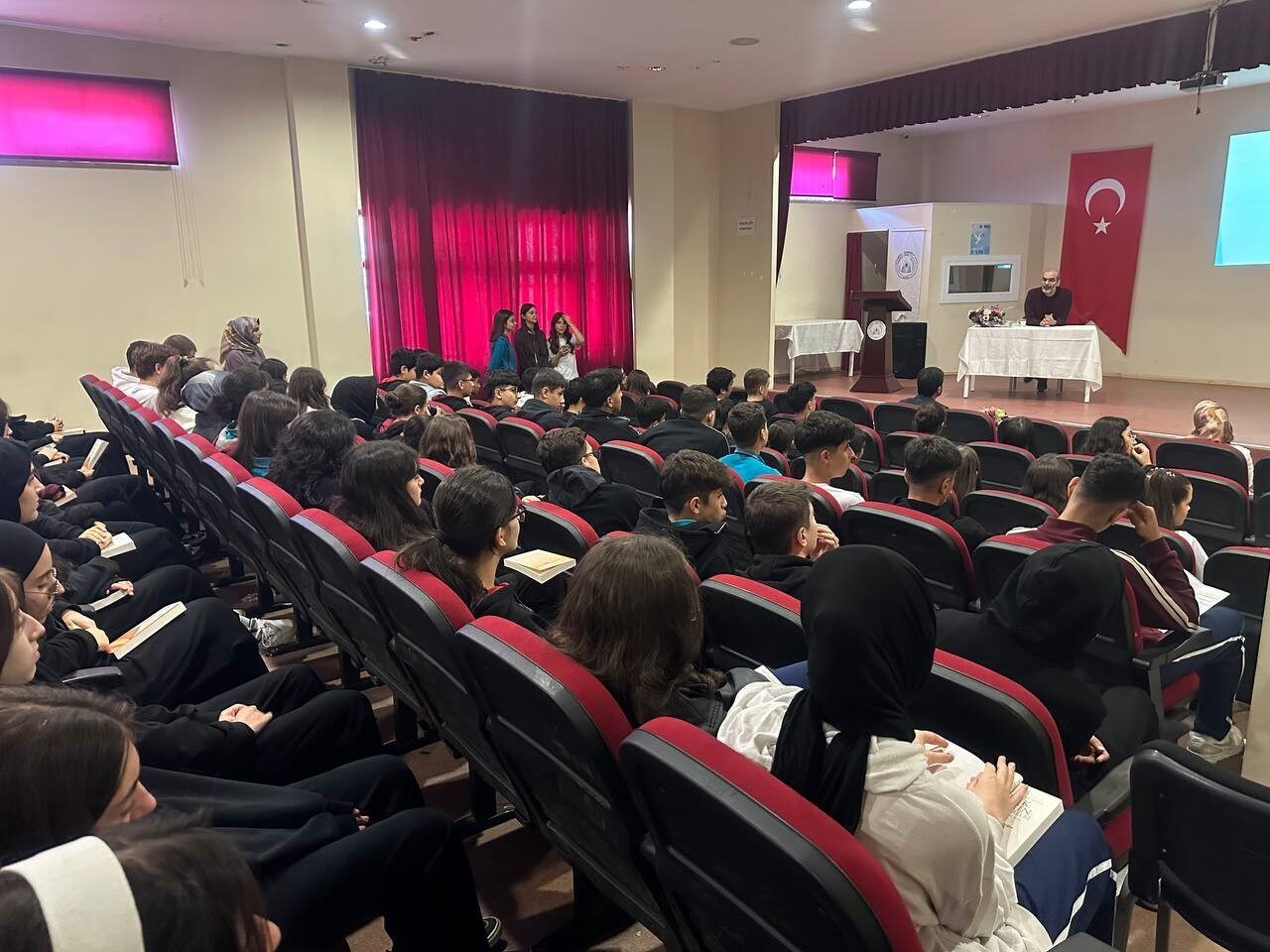 Çayırova'da düzenlenen 6. Kitap Günleri, yazarların okullara ziyaretleriyle etkinliklere renk