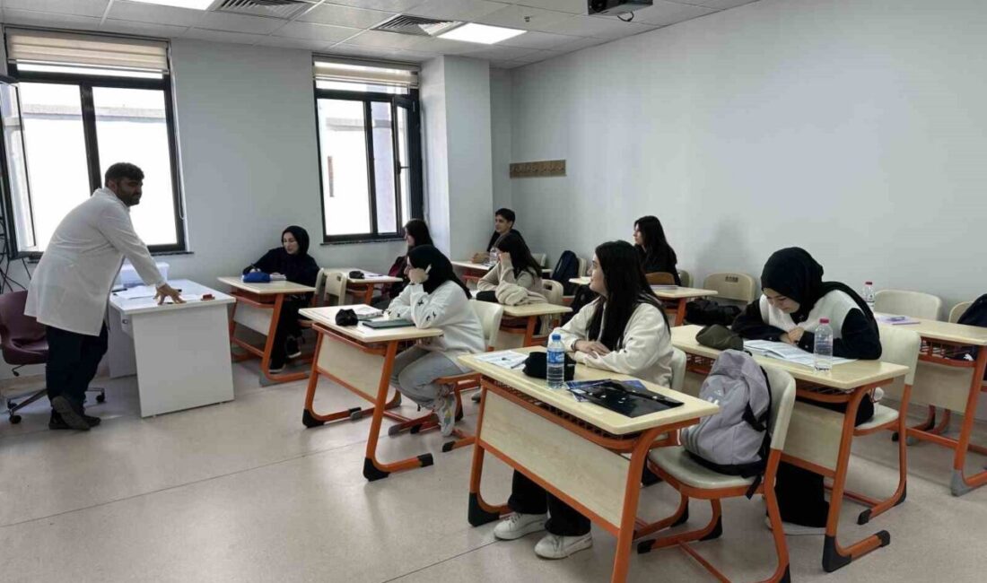 Çayırova'da üniversiteye hazırlanan lise öğrencileri için yeni kurs dönemi başladı.