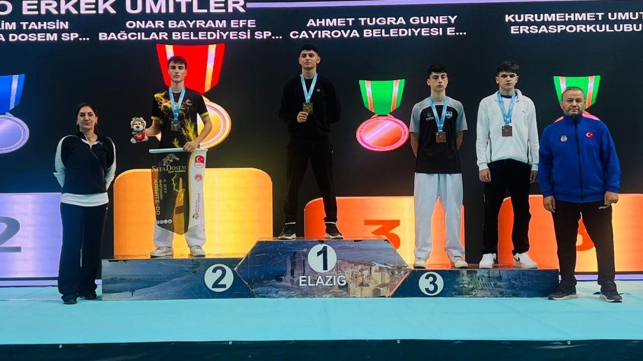 Çayırova Belediyesi Eğitim Spor Kulübü'nden karateciler Ahmet Tuğra Güney ve