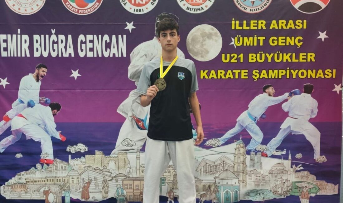 Çayırova Takımı, Bursa’da Karate Şampiyonası’nda 3 Madalya Kazandı Çayırova Belediyesi Eğitim Spor Kulübü’ne ait karate takımı, Bursa'daki şampiyonada