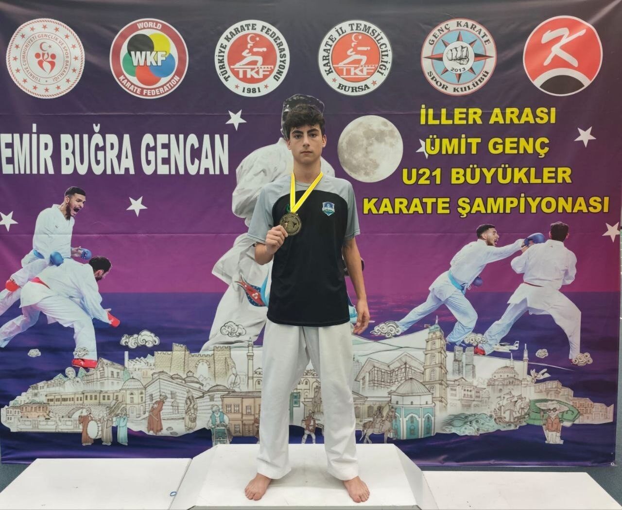 Çayırova Belediyesi Eğitim Spor Kulübü’ne ait karate takımı, Bursa'daki şampiyonada