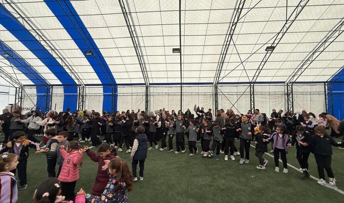 Çıldır İlkokulu'nda düzenlenen hayır çarşısı, "ÇEDES Gazze için seferber" projesi