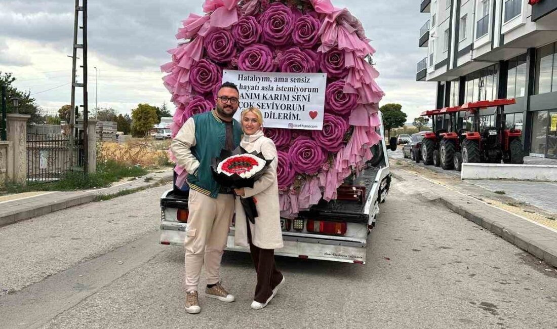 Akyurt’ta Dev Buket Çiçekle Eşine Özür Dileyen Vatandaş İlgi Odağı Oldu Ankara'nın Akyurt ilçesinde bir adam, eşinden özür dilemek için dev
