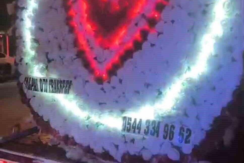 Adana’da Aykırı Işık Donanımı ve Yüksek Sesle Müzikle Seyir Eden Çekiciye 11 Bin 253 TL Ceza Verildi Adana'da E.Ç. isimli sürücü, yasadışı ışık donanımı ve yüksek sesle