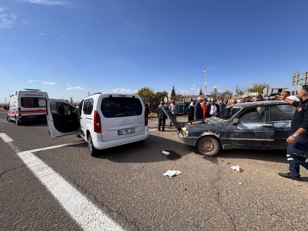 Şanlıurfa'nın Suruç ilçesinde cenaze için giden bir otomobil, hafif ticari