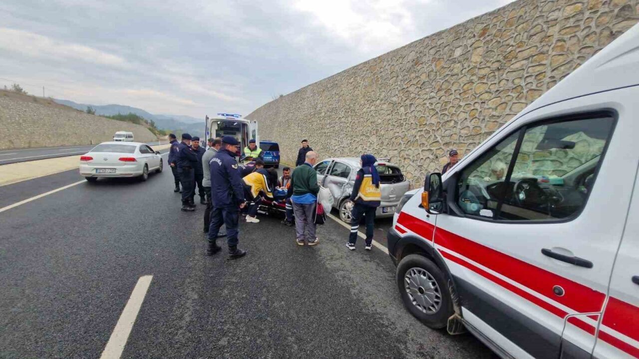 İstanbul'dan Samsun'a cenaze için yola çıkan ailenin otomobili, Kastamonu'da istinat
