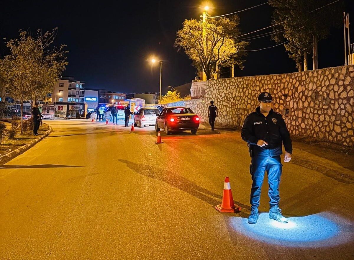 Adıyaman'ın Besni ilçesinde yapılan huzur uygulamasında, polis ekipleri 41 aracı