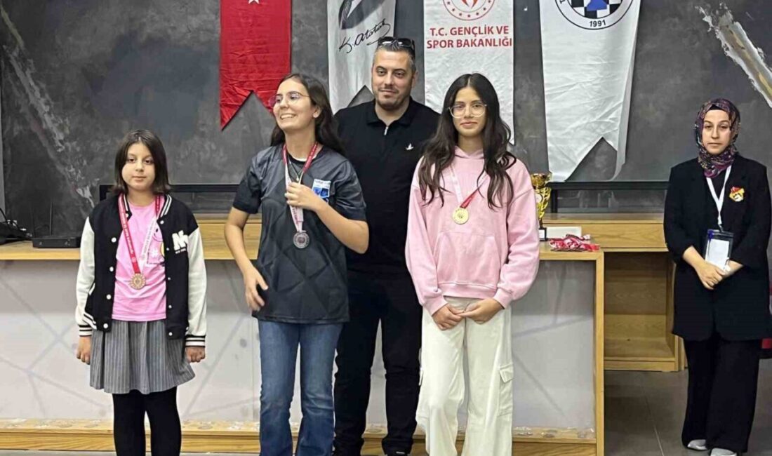 İzmir'de düzenlenen "Yeşil Vatan Satranç Turnuvası"nda, Çeşme Belediyespor'dan Emir Cevdet