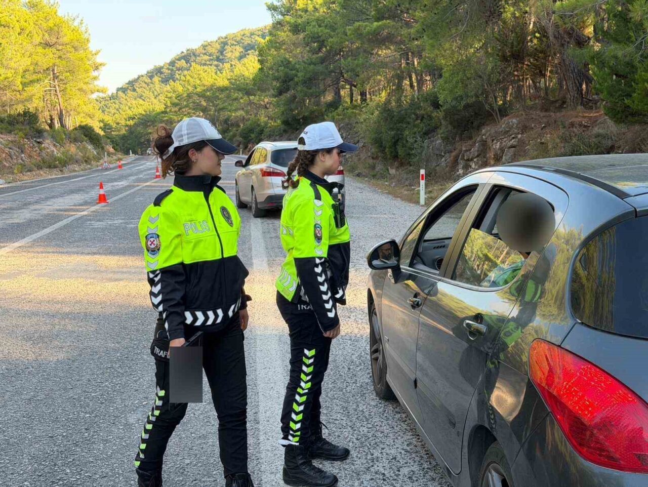 Çeşme-İzmir eski yolundaki trafik güvenliği, kadın trafik polis memurları tarafından