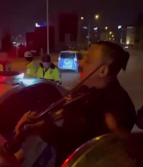 Karabük'te gece gerçekleştirilen trafik denetimlerinde şoförün yetersiz ehliyeti yüzünden otobüse