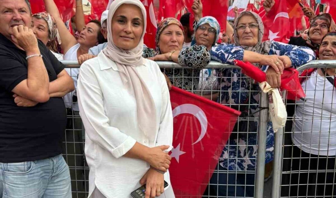 Cumhuriyet Halk Partisi Aksu Kadın Kolları Başkanı Menzil Çakmak, partideki