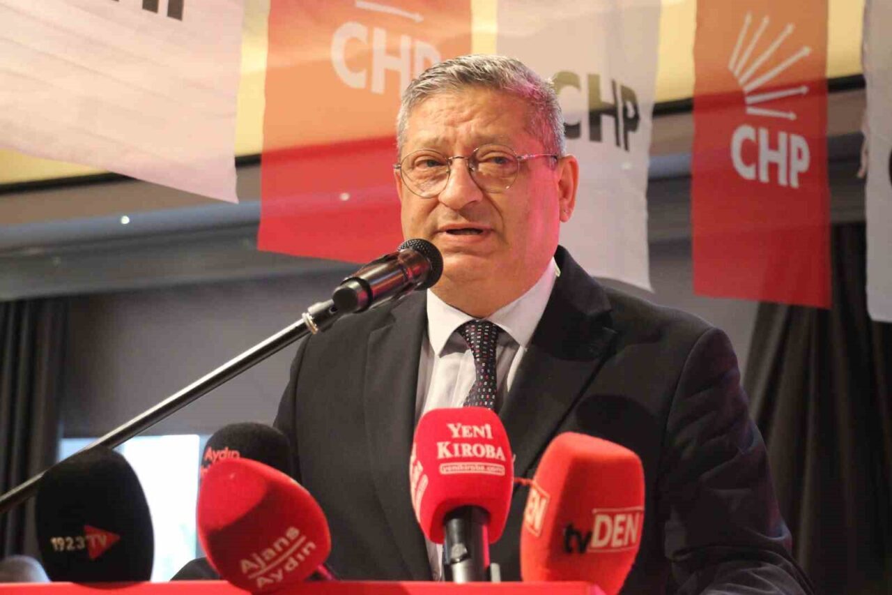 CHP Aydın İl Başkanlığı'nın kongresinde Barkan Kalınomuz ve İbrahim Gürdal,