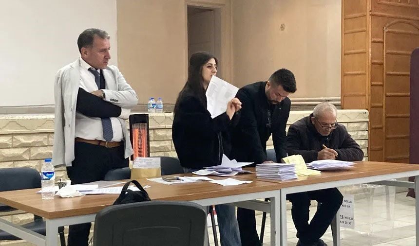 CHP Bayburt İl Başkanlığı'na Av. Sercan Türker seçildi. Kongrede oylama