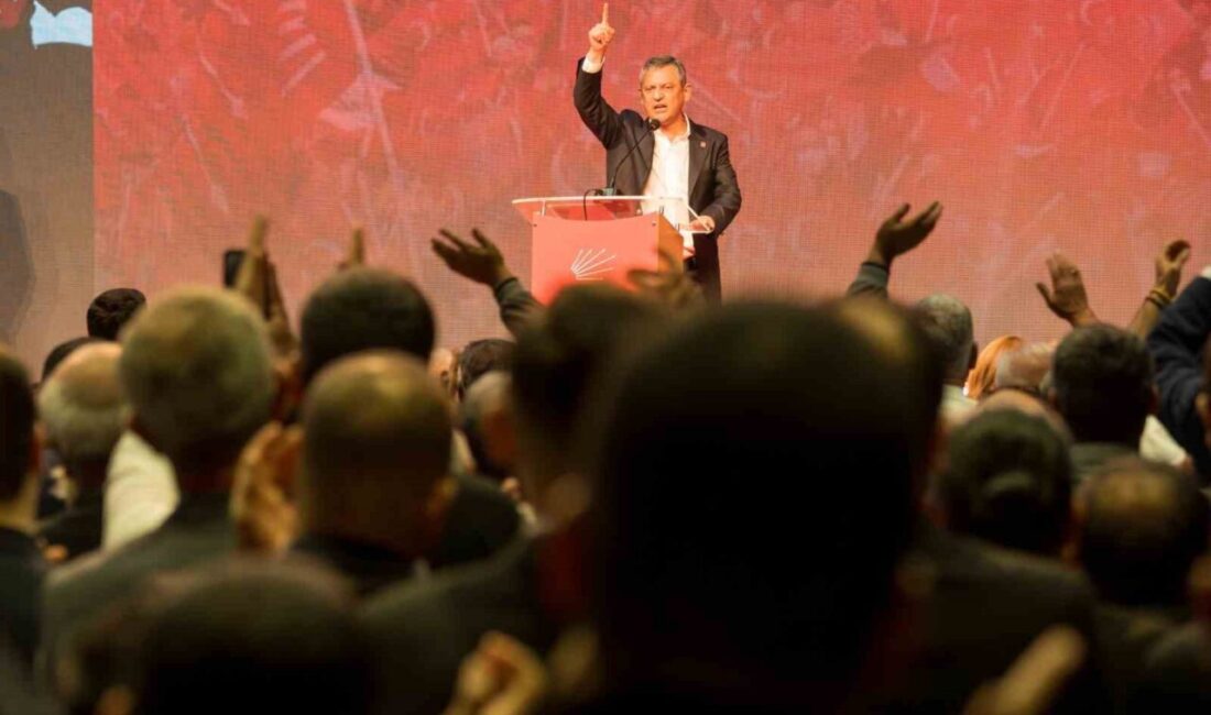 CHP Genel Başkanı Özgür Özel, Manisa'daki kongresinde partililere hitap ederek,