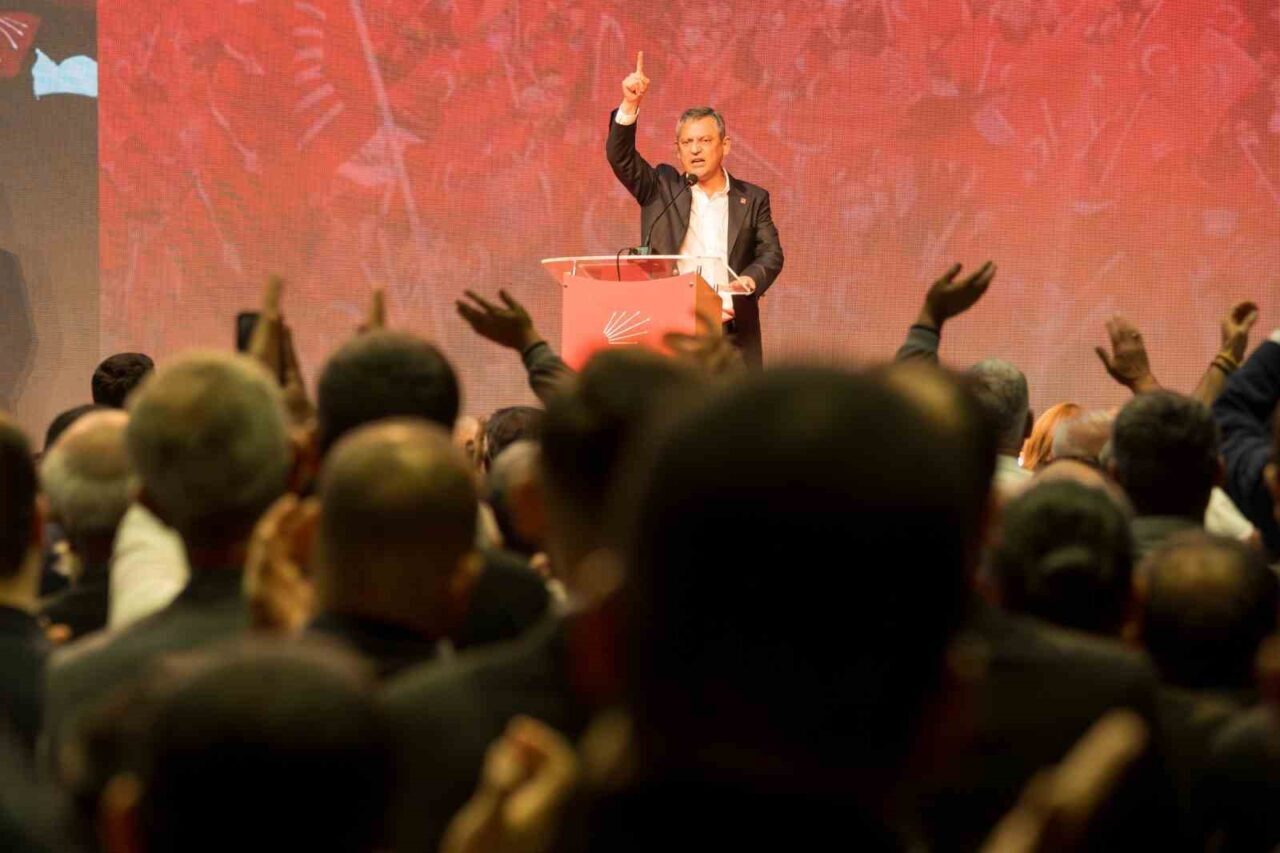 CHP Genel Başkanı Özgür Özel, Manisa'daki kongresinde partililere hitap ederek,