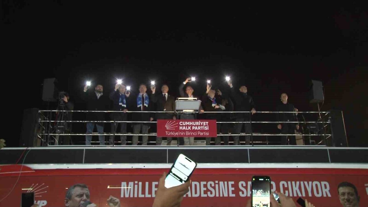 CHP Genel Başkanı Özgür Özel, Sarıyer’de düzenlenen mitingde partisinin elde