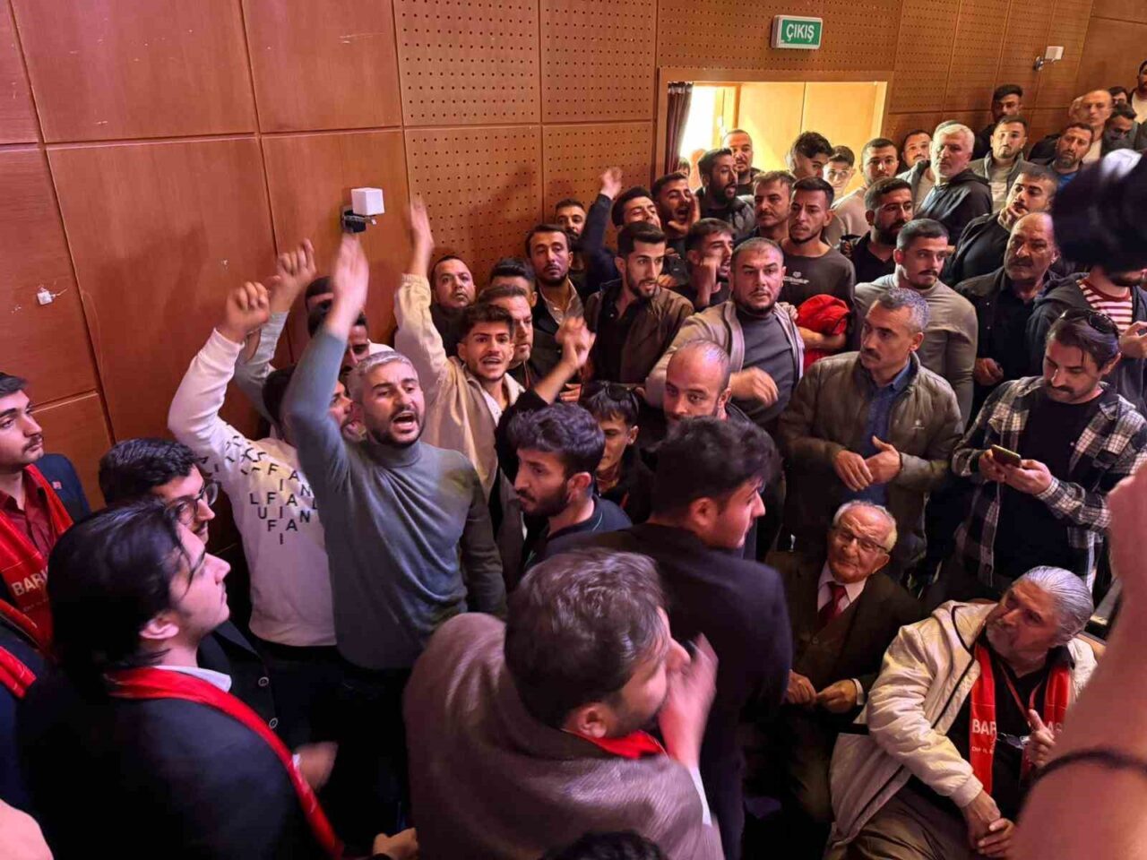 Malatya’daki CHP İl Kongresi’nde Gergin Anlar: Kavga Çıktı, Çevik Kuvvet Müdahale Etti