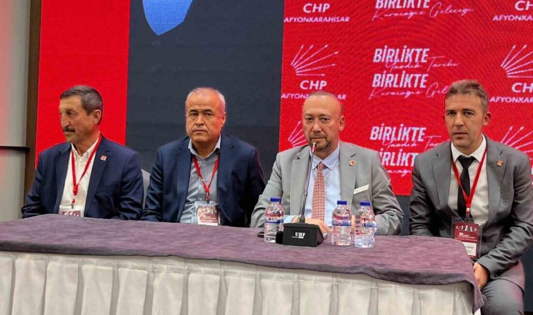 CHP'nin Afyonkarahisar'daki 39. İl Kongresi'nde, basın mensuplarının divan kararıyla dışarı