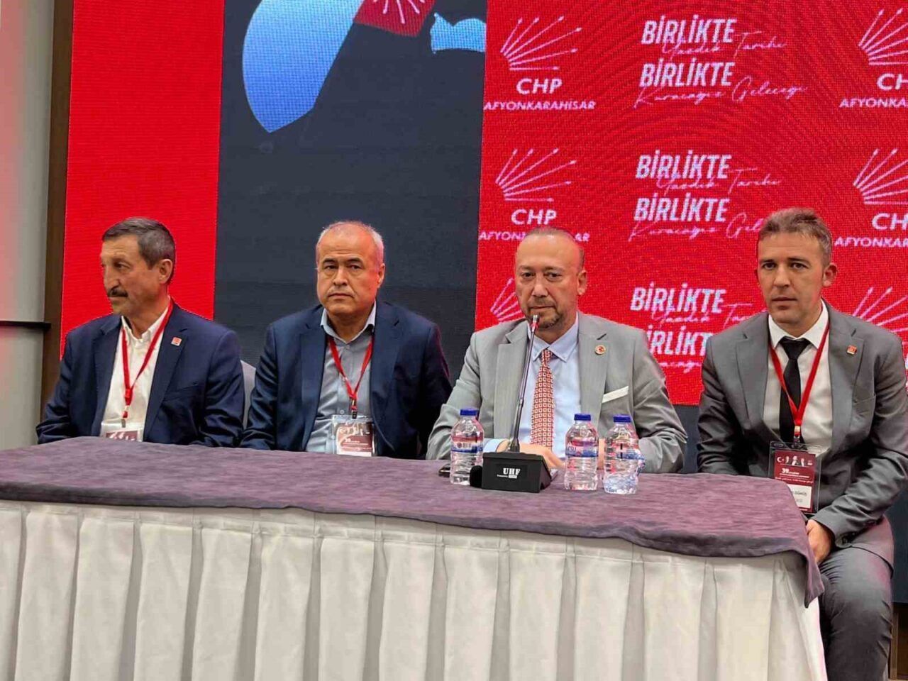 CHP'nin Afyonkarahisar'daki 39. İl Kongresi'nde, basın mensuplarının divan kararıyla dışarı