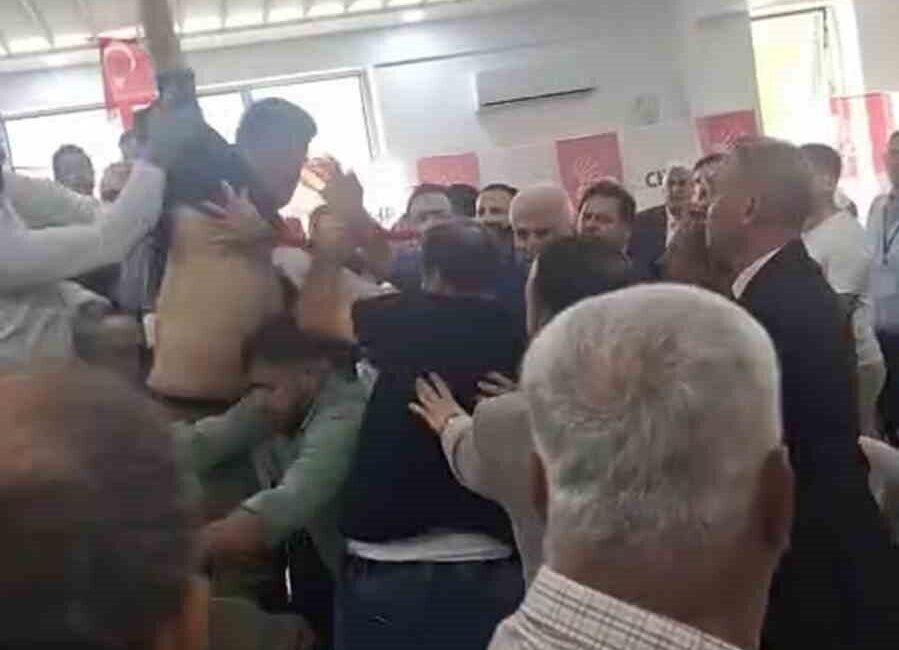Hatay'ın Samandağ ilçesinde CHP'nin kongresinde adaylar Maruf İlhan Dağ ve