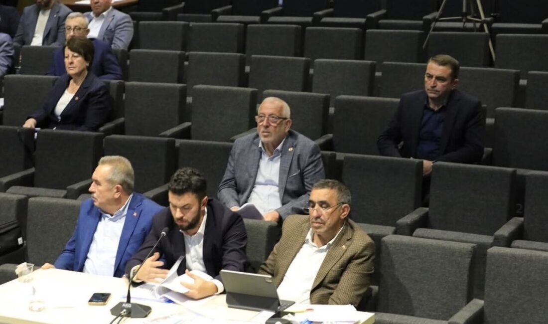 AK Parti Bergama İlçe Başkanı Hasan Şahin, Belediye Başkanı Tanju