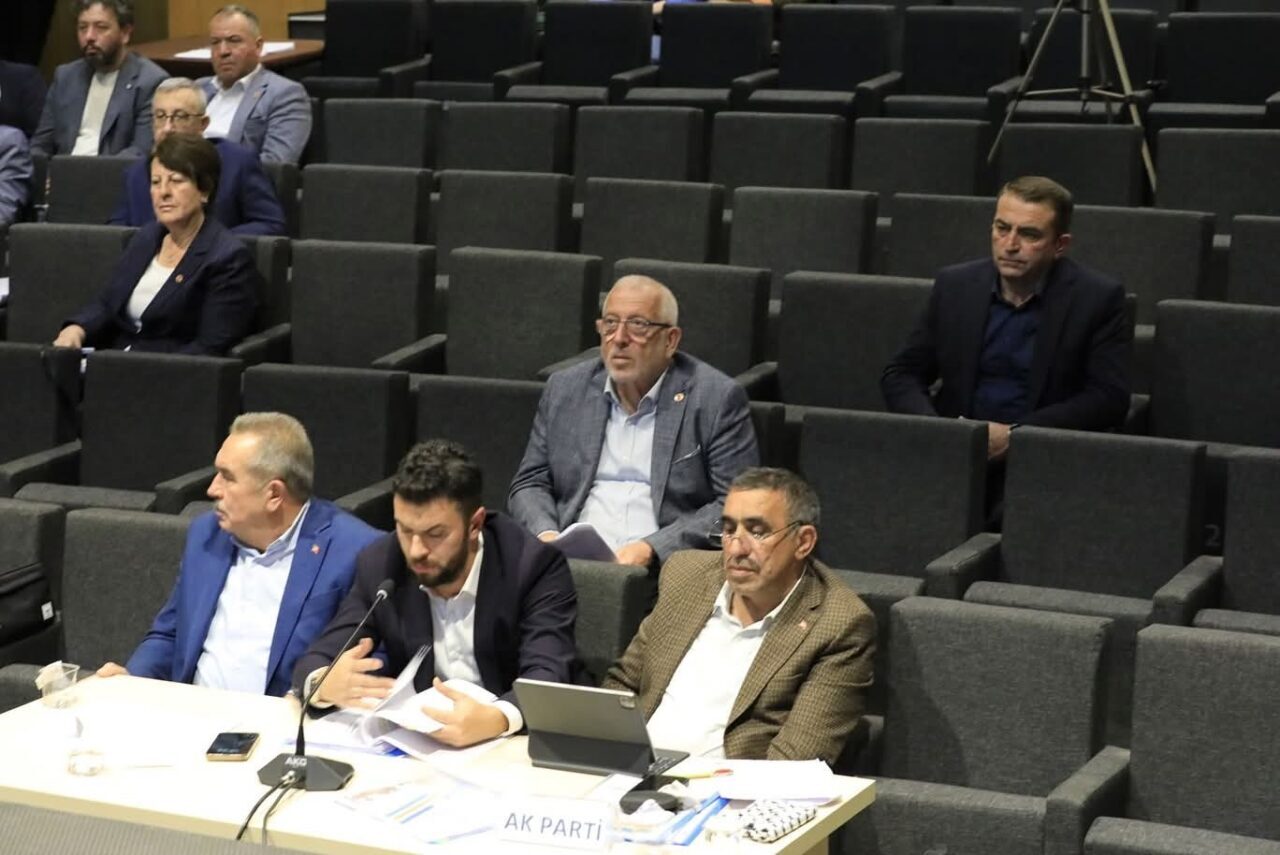 AK Parti Bergama İlçe Başkanı Hasan Şahin, Belediye Başkanı Tanju