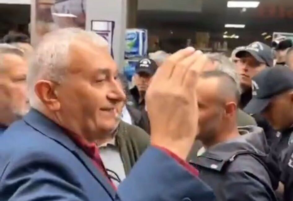 Rize'nin Fındıklı ilçesinde düzenlenen yürüyüşte CHP'li Belediye Başkanı Ercüment Şahin