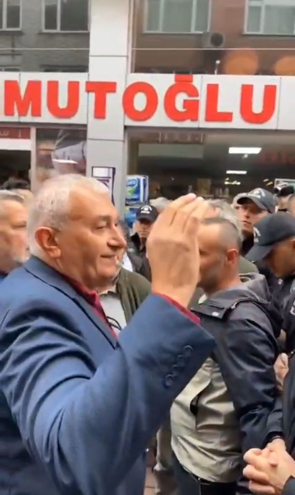 Rize'nin Fındıklı ilçesinde düzenlenen yürüyüşte CHP'li Belediye Başkanı Ercüment Şahin