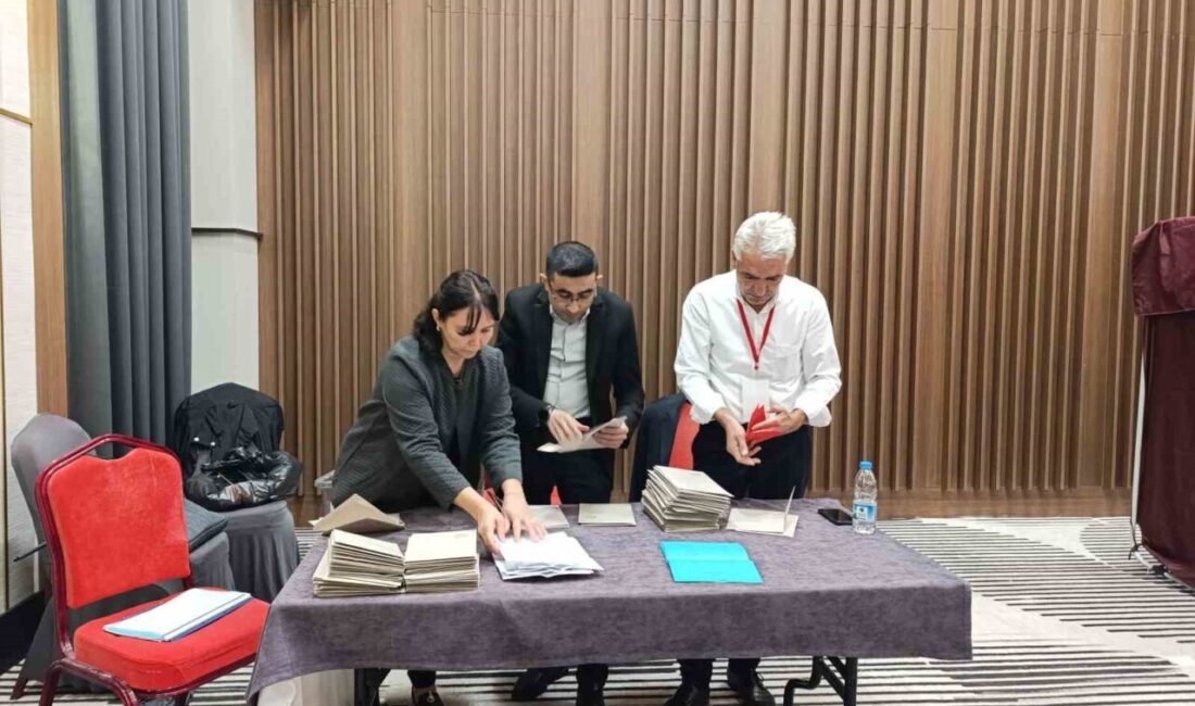 Cumhuriyet Halk Partisi’nin 39. Afyonkarahisar İl Başkanlığı Kongresi’nde Hasan Karadeniz,