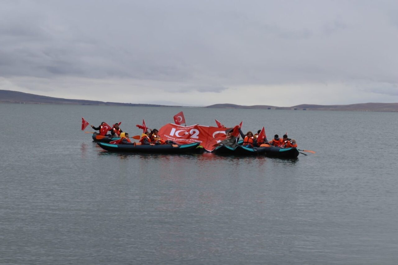 Kars, Ardahan ve Iğdır’dan tıp doktorları, Cumhuriyet Bayramı'nda Çıldır Gölü'nde