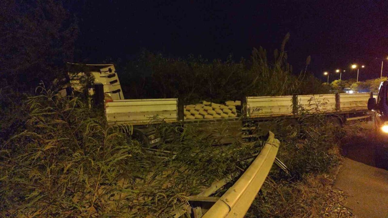 Antalya'nın Manavgat ilçesinde çimento yüklü bir tır devrildi. D400 kara