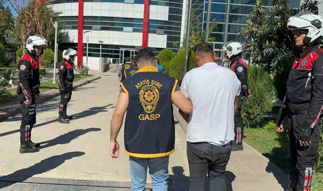 Adıyaman'da, silahlı kavgada ölen M.U.'nun yakınları, adliye önünde polis tarafından