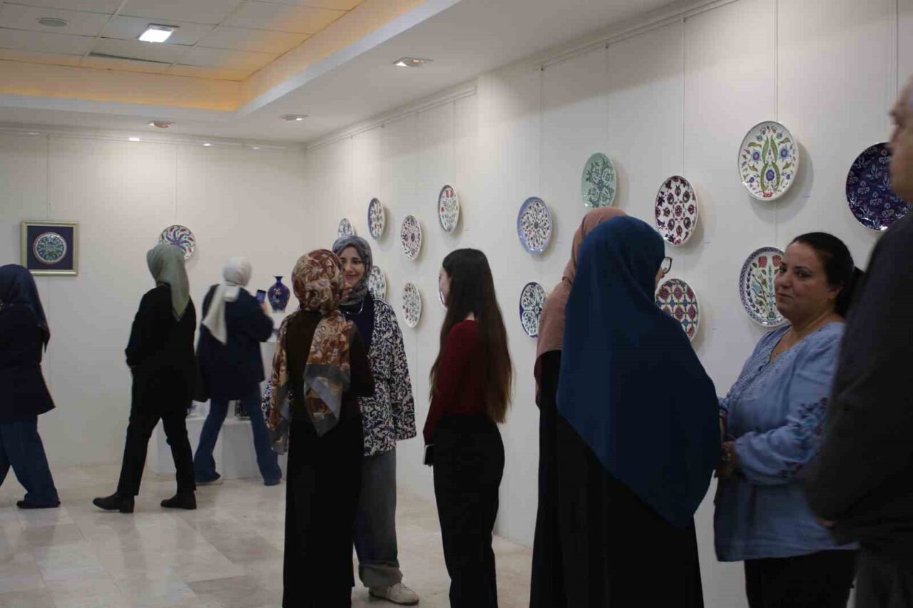 Sakarya Üniversitesi'nde "Zamanda Geleneksel Yolculuk; Çini" sergisi, öğrencilerin el emeği