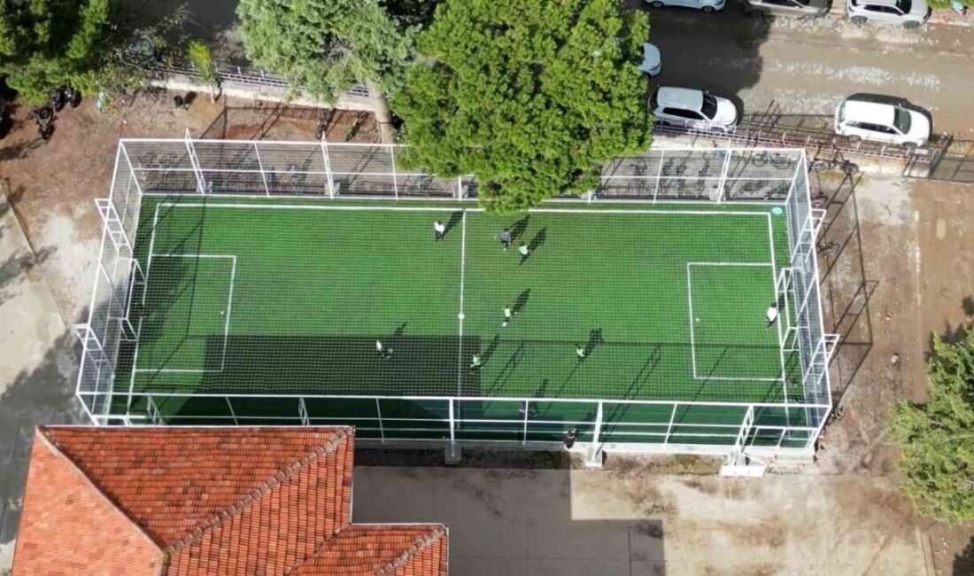 Çivril Belediyesi, Ortaokul Bahçelerine İki Yeni Halı Saha Kazandırdı Çivril Belediyesi, Kızılcasöğüt ve Aşağı Mahalledeki iki ortaokulun bahçesine halı