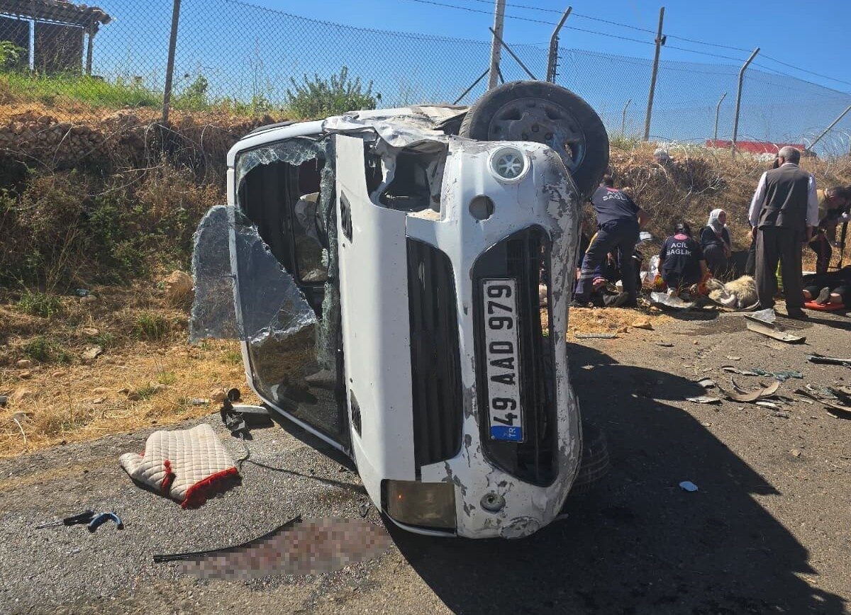 Cizre’de bir kamyonet ile otomobilin çarpışması sonucu 8 kişi yaralandı.