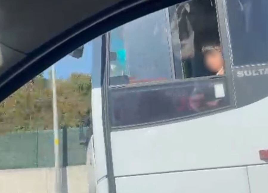 Arnavutköy'de bir çocuk, 34 AFC 322 plakalı servis otobüsünü kullanarak
