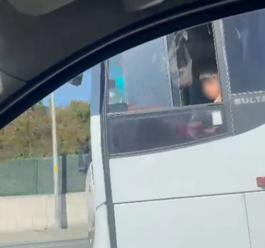 Arnavutköy’de Küçük Çocuğun Servis Otobüsü Kullanması, Trafikte Şaşkınlık Yarattı