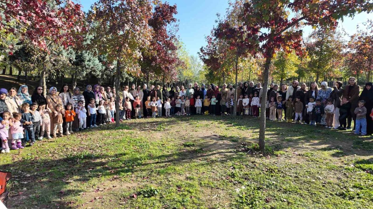 Çayırova'da sonbahar etkinlikleri kapsamında öğrenci ve aileler, Çağdaşkent Mesire Alanı'nda