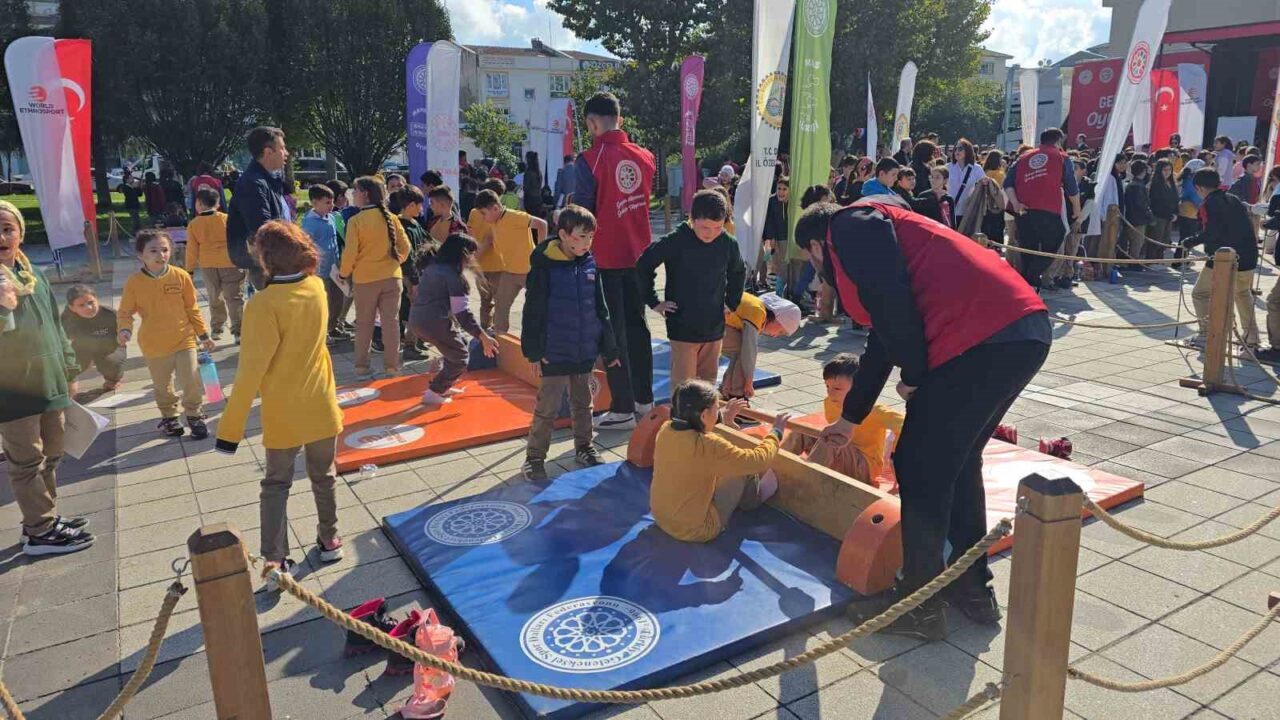 Düzce'de "Geleneksel Oyunlar Tırı", çocuklara teknoloji yerine geleneksel oyunları tanıttı.
