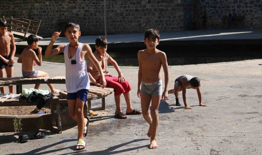 Diyarbakır'da ekim ayıyla birlikte sıcaklıklar 28 dereceye geriledi. Ancak çocuklar,