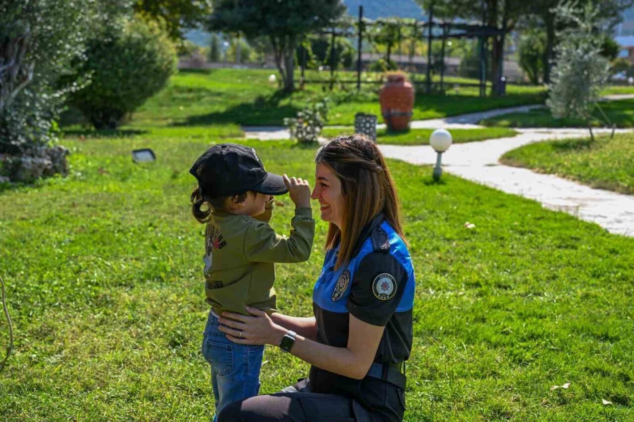 Denizli'de polisler, koruma altındaki çocuklara anlam dolu bir gün yaşattı.