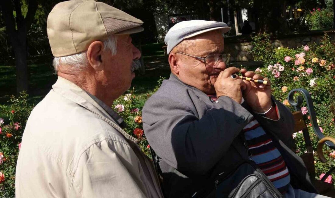 Burdur'da yaşayan 77 yaşındaki Mustafa Uzun, çocukluğunda öğrendiği sipsiyi 40