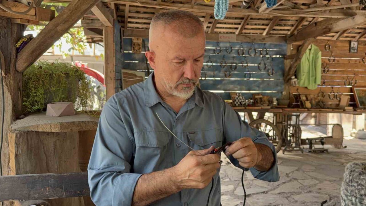 Murat Seyok, Düzce'de bir at çiftliği ile restoran işletirken çocukluk