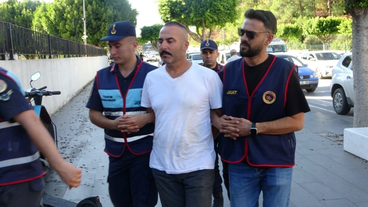 Antalya'nın Manavgat ilçesinde temizlik işçisi Gökhan M., mesai arkadaşı Mehmet