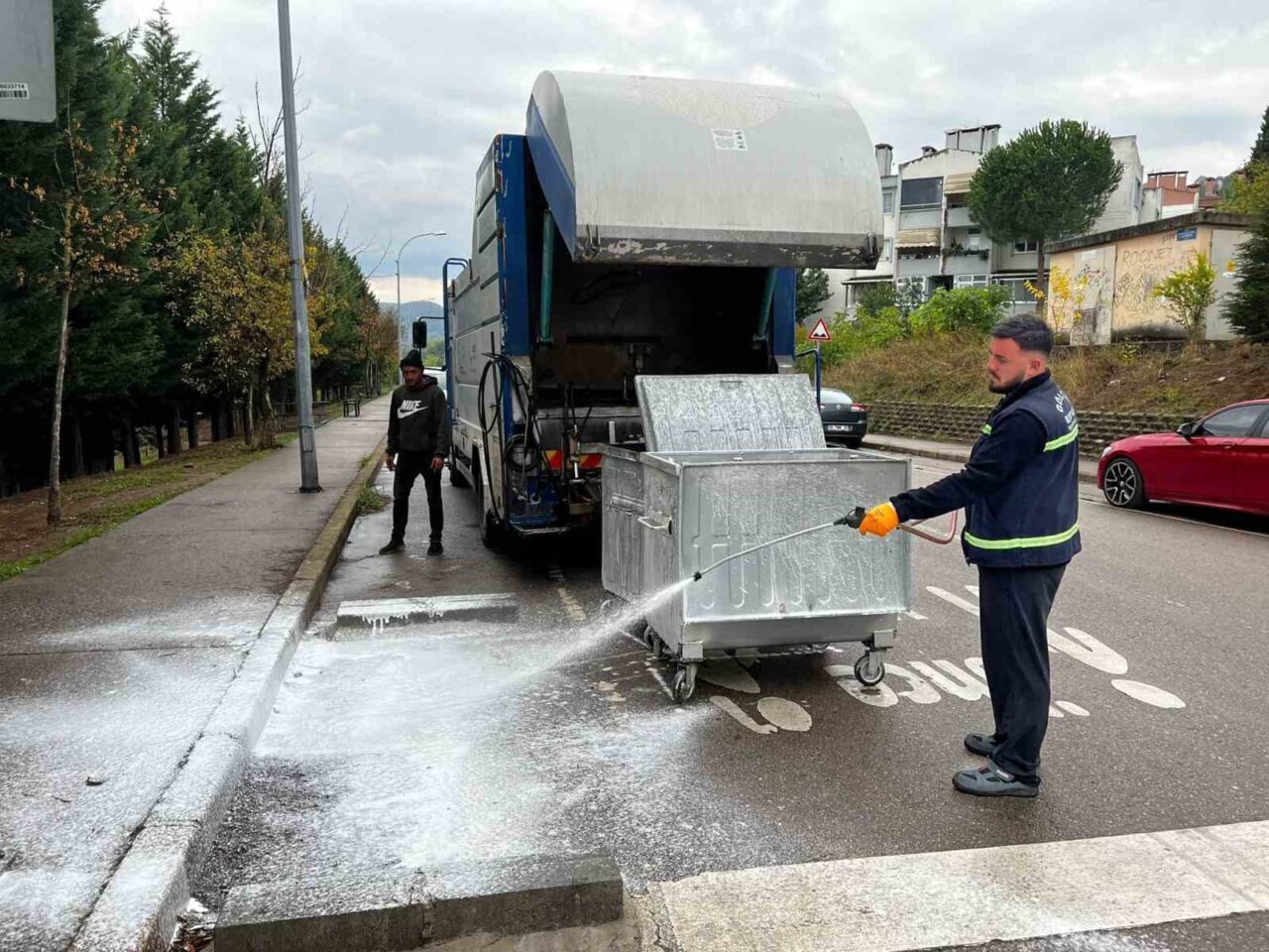 Gölcük Belediyesi, halk sağlığını korumak için ilçe genelindeki çöp konteynerlerini