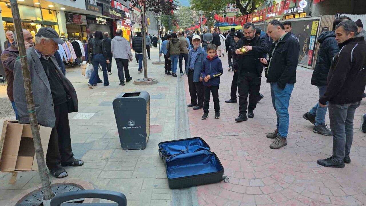 Karabük'te, Kemal Güneş Caddesi'nde bir çöp kutusunun yanına bırakılan şüpheli